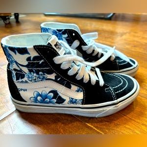 Rare! Vans OFF THE WALL black suede and blue floral!!!  Women’s 7 Like new!